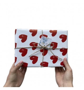 Упаковка в бумагу  Red hearts
