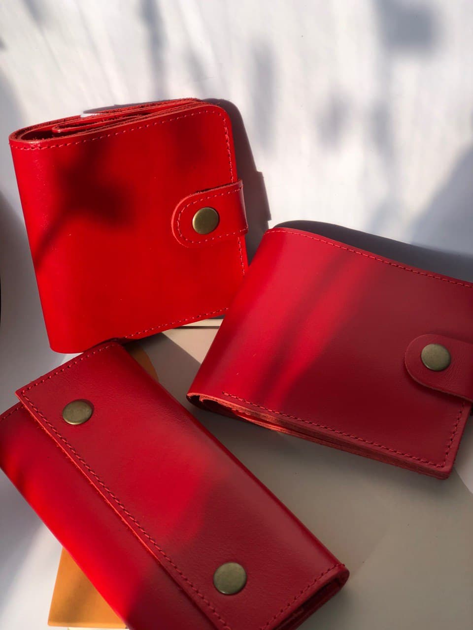 Жіночі шкіряні гаманці червоного кольору